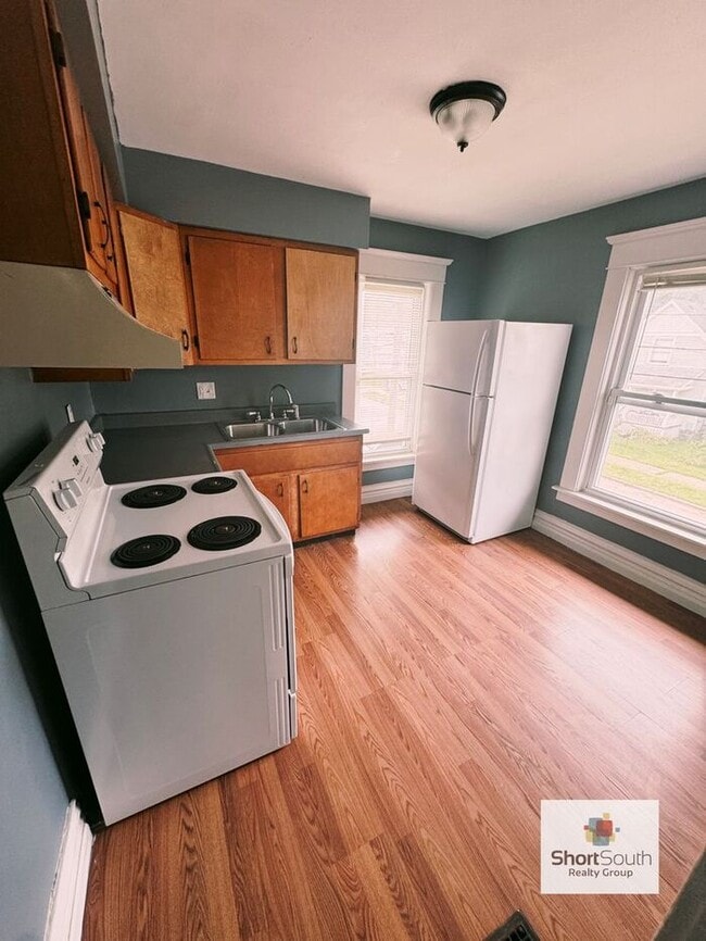 Photo - Updated 3 bed 1 bath upper apartment in Lansing