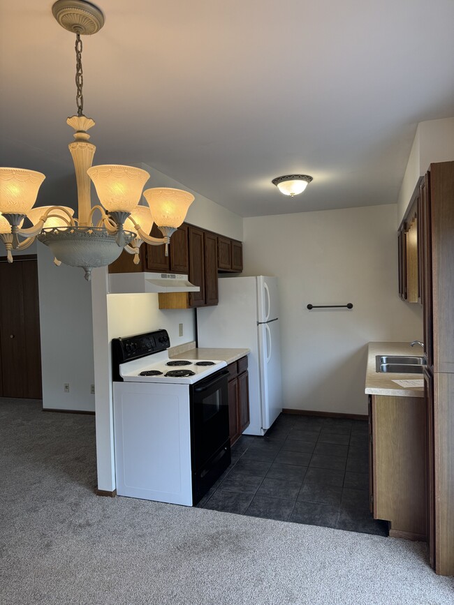 Kitchen - 833 Bridgewater Ave