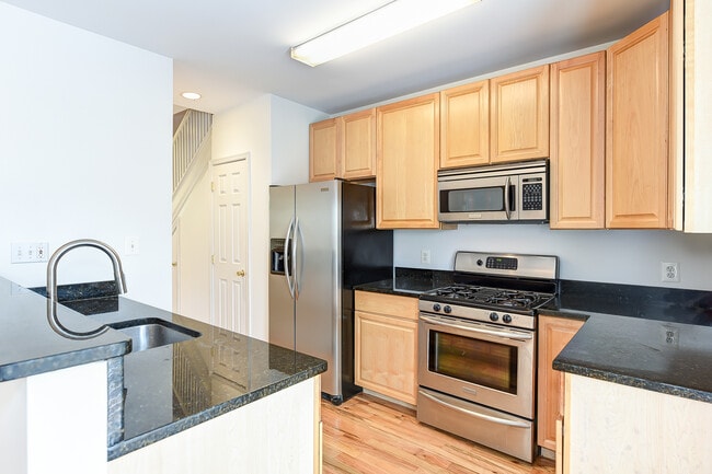 Photo - 601 Kenyon St NW