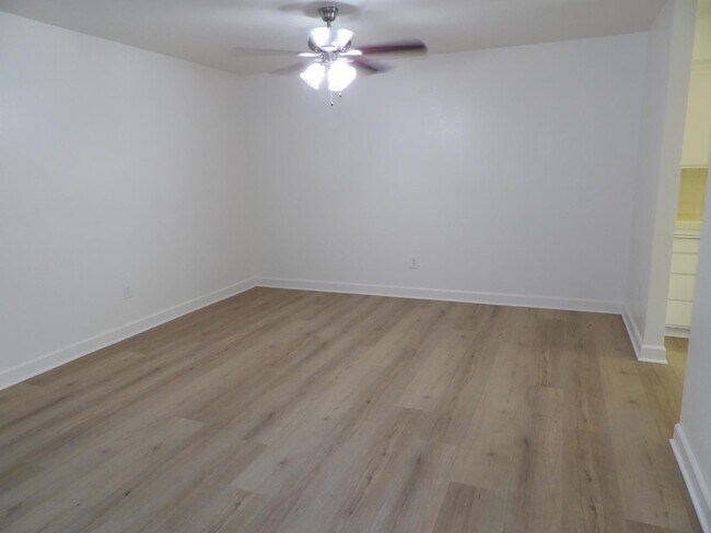 5302 N Colonial Ave Unit 102