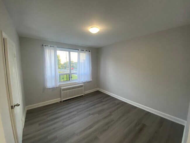 Photo - 32 Heathrow Dr