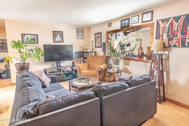 Photo - 99 1/2 Walworth St