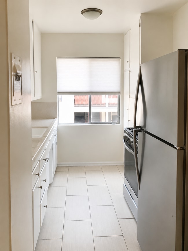 Photo - 1001 N Curson Ave ( 7609 Romaine )