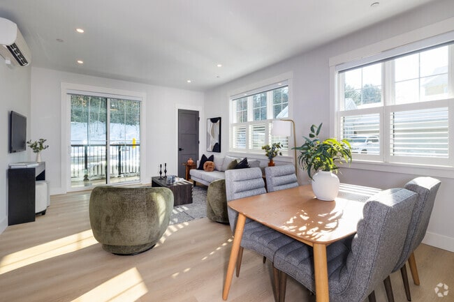 1BR, 1BA - 869SF - Living Room