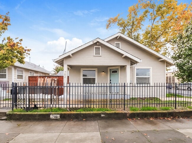 Building Photo - 702 Dixieanne Ave