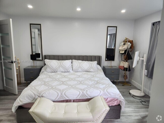 Building Photo - 17000 NW 67th Ave Unit 311 Rental