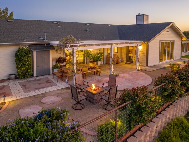 8580 Warren Rd Unidad Main House