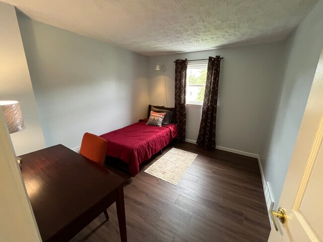 3rd bdr with twin bed - 288 Downsview Dr