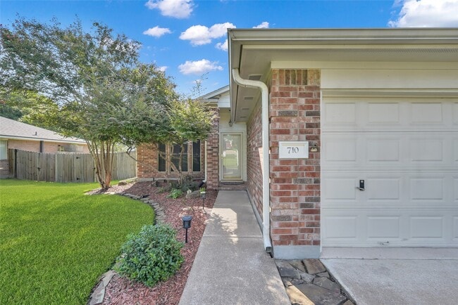 Photo - 710 Moonwalk St