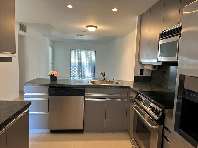 Photo - 2800 NE 14th Street Causeway Unidad 207