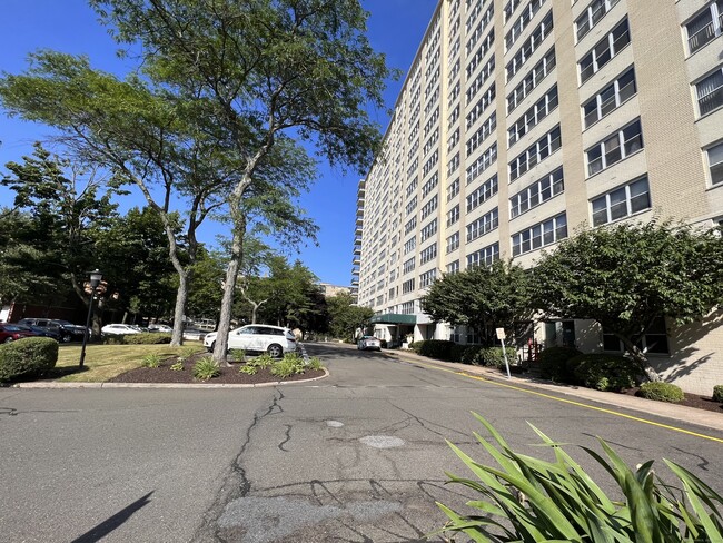 Building Photo - 2625 Park Ave Unit 7R
