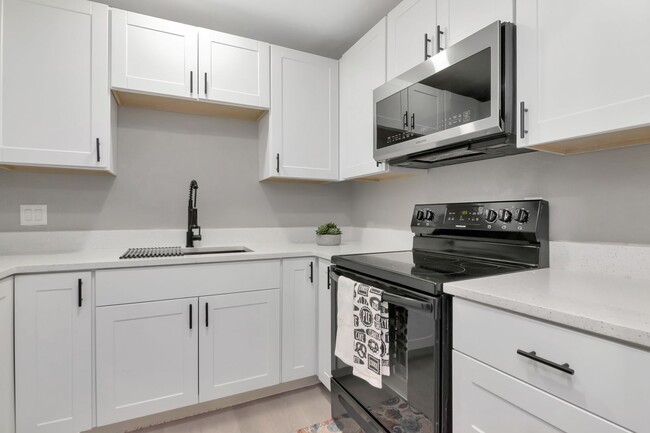 Building Photo - 2/1 Duplex with fenced backyard located in... Rental