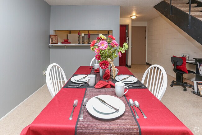 3 Large, 1BA - Dining Area