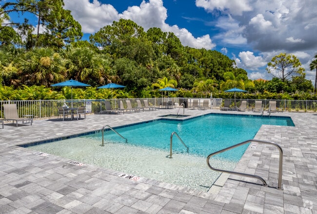 Piscina con terraza - The Residences at Creighton Waterway