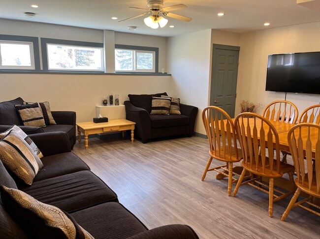 Photo - 3 Bed 1 Bath Unit in Ponoka, AB Unit B