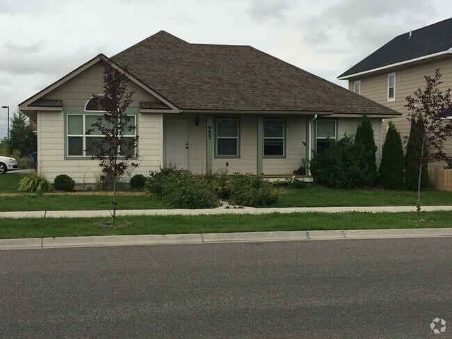 Building Photo - Lovely 3 Bedroom Single Level House- Close...