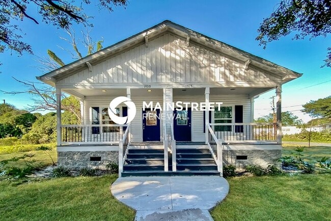 Building Photo - 2 Bedroom Pet-Friendly Home in St. Petersburg, FL with Main Street Renewal