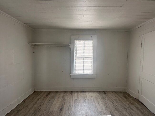 Photo - 2 bedroom, 1 bathroom home available in La...