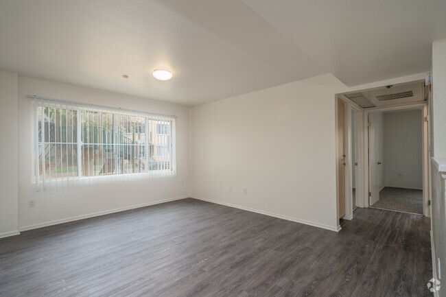 Interior Photo - Commons @ Oak Grove Rental