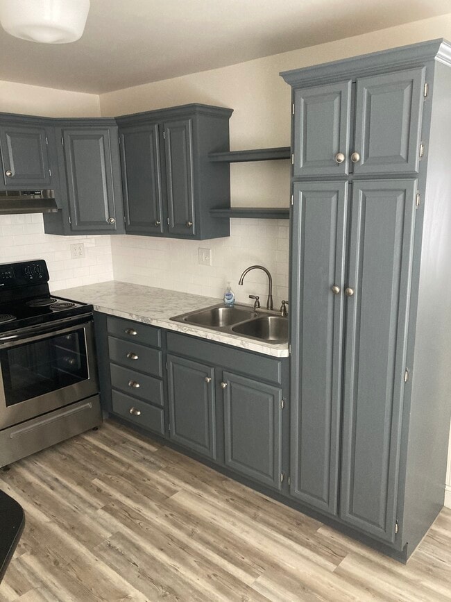 Kitchen - 101 Montrose Ave Unit A