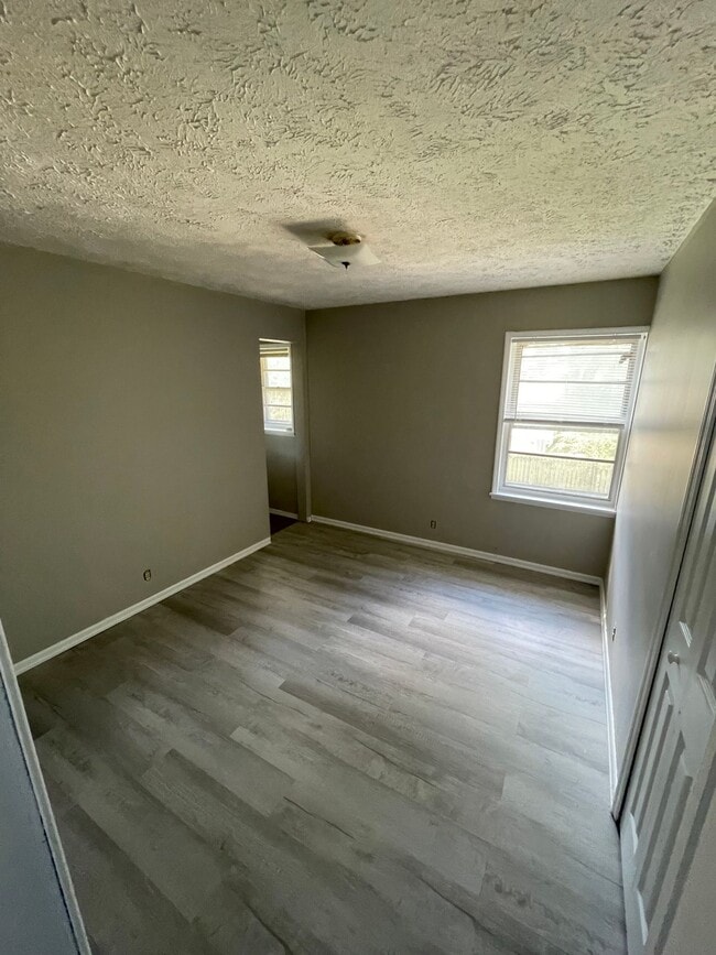 Photo - $875 Potter House Apartments: Directly adjacent to BSU and IU Health Ball Memorial Hospital. Unidad 6