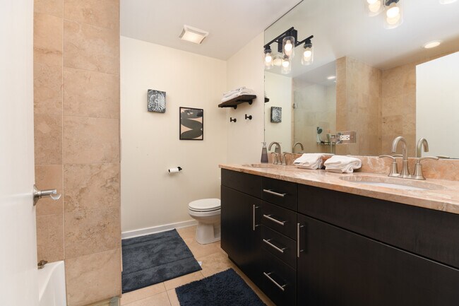 Photo - 1735 W Division St