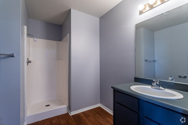 2BR, 1BA - 768 SF