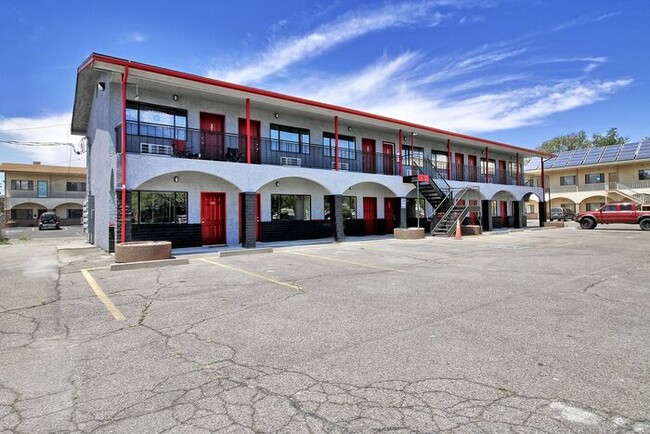 Building Photo - Modern Studio Apartment Near CMU