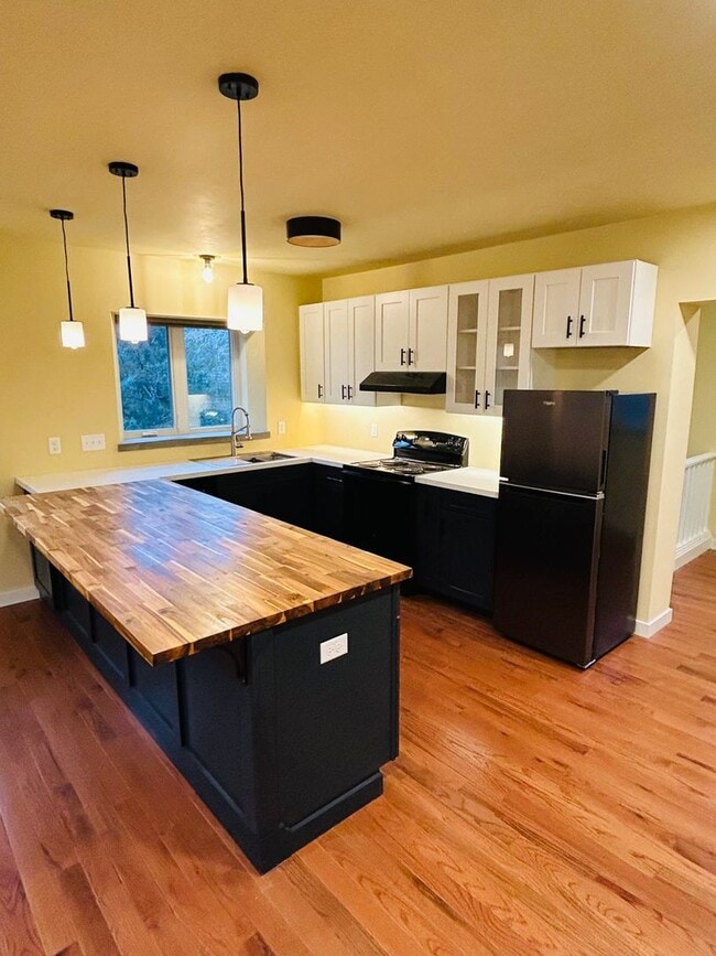 Photo - 605 Alderson Ave Unidad Top Floor/ B for back entrance