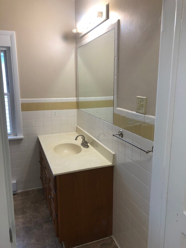Full bathroom - 2124 Cherry St Unit 1