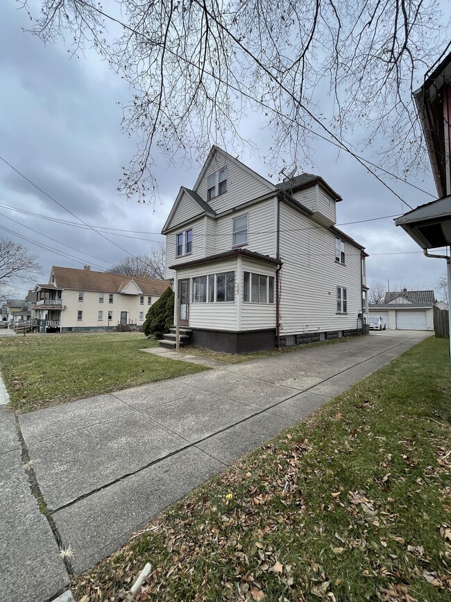 Building Photo - 6907 Hosmer Ave Unit 2