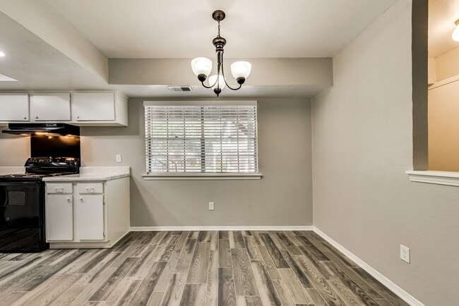 Photo - London Square Apartments