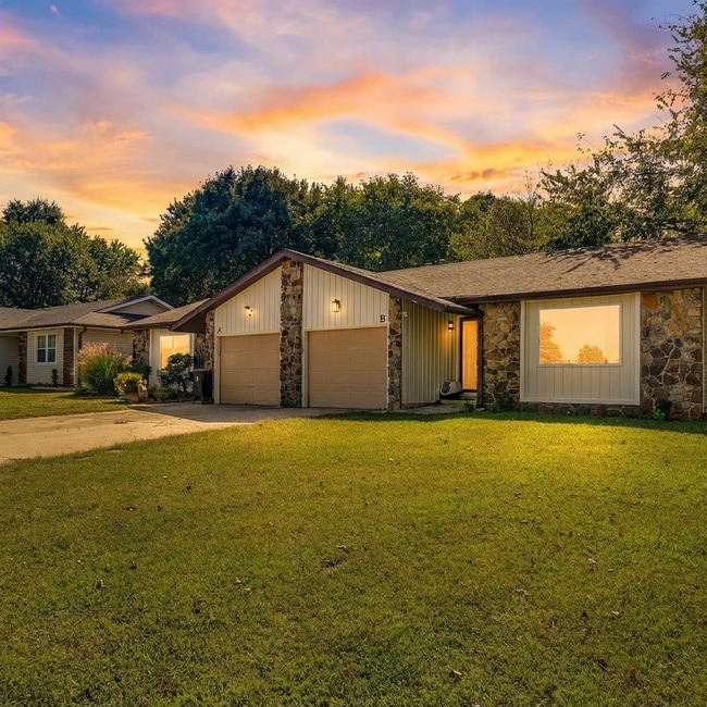 Building Photo - 3016 W Roxbury St Unit Apt B