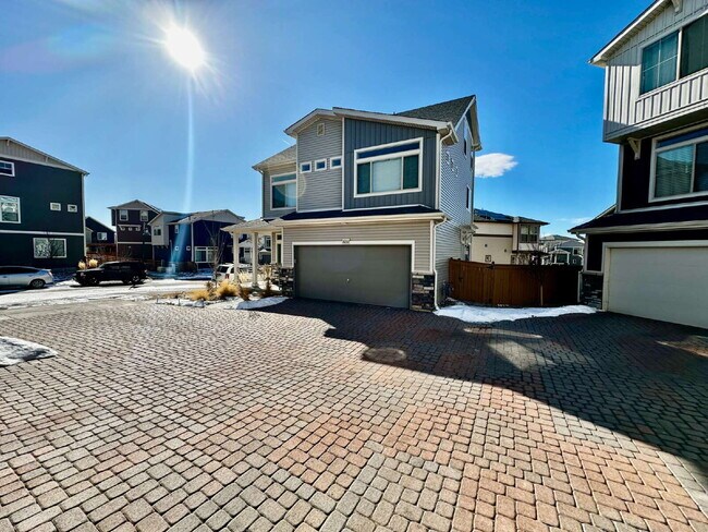 Photo - "Charming and spacious 3-Bed Sanctuary with 2.5 Baths the Reunion Community in Commerce City!"