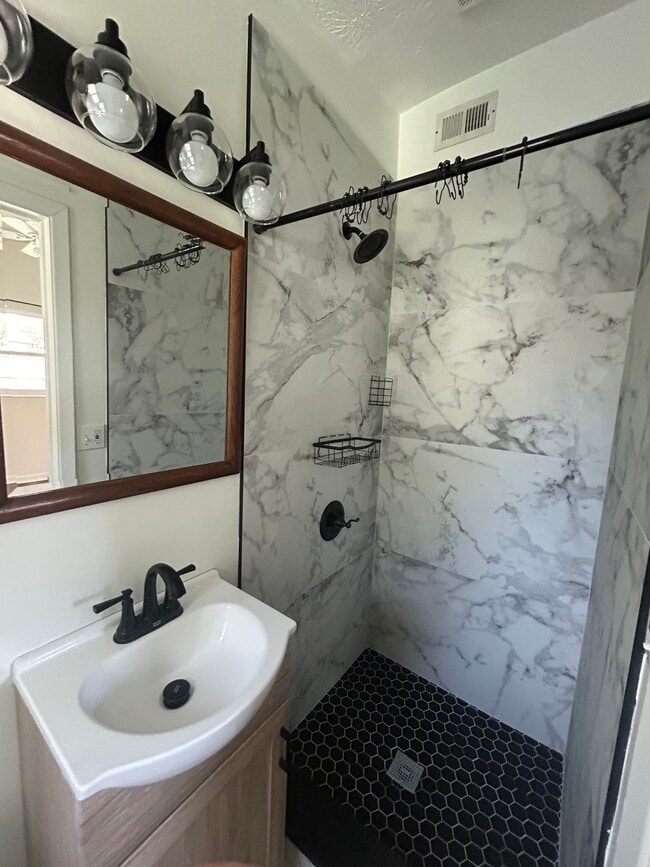 Building Photo - 2856 Tulip Cir E