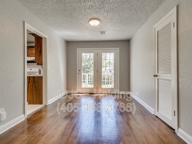 Photo - 122 W Marshall Dr