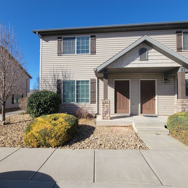 Building Photo - Pet Friendly Townhome