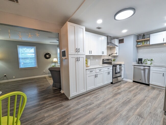 La cocina ha sido recientemente renovada con comodidades modernas, electrodomésticos de acero inoxidable, lavavajillas, l - 4107 Crane St