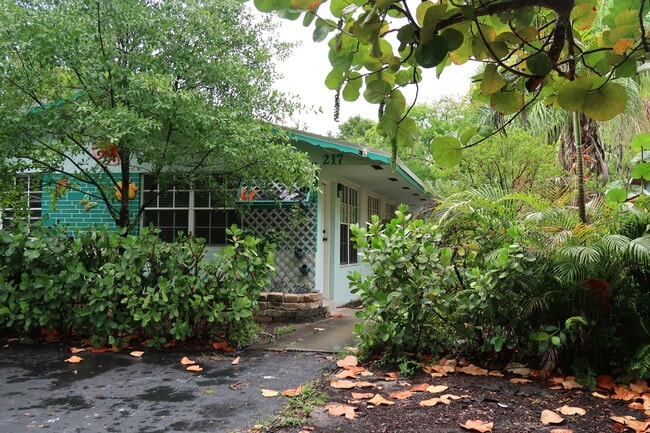 Building Photo - 217 SW 11th Ct Unit Studio
