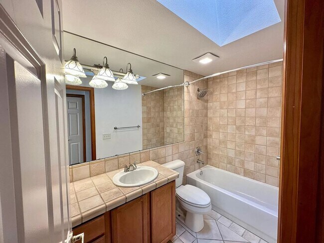 Photo - Appealing 2 bed / 1.5 bath townhouse in Greenwood/N Seattle with new flooring