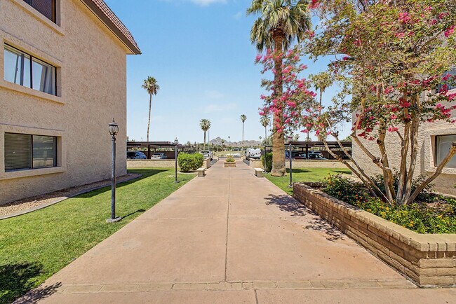 Photo - 3033 E Devonshire Ave Unit 3031