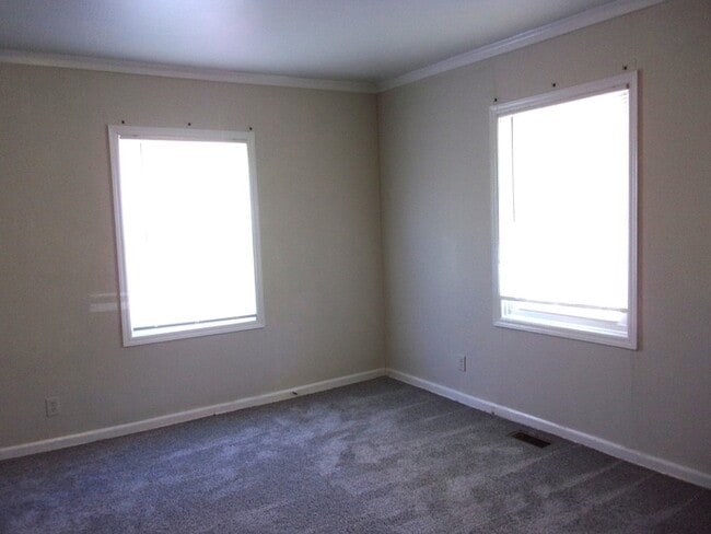 Photo - 526 Leslie St