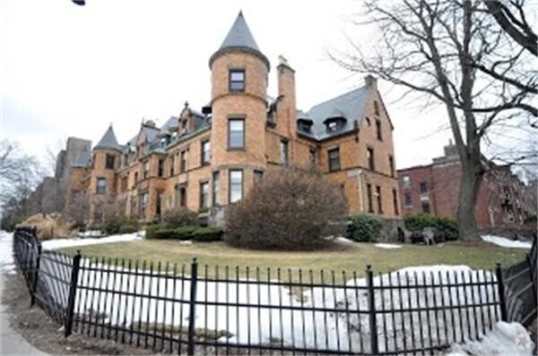 Building Photo - 1763 Beacon St Unit 2 Rental