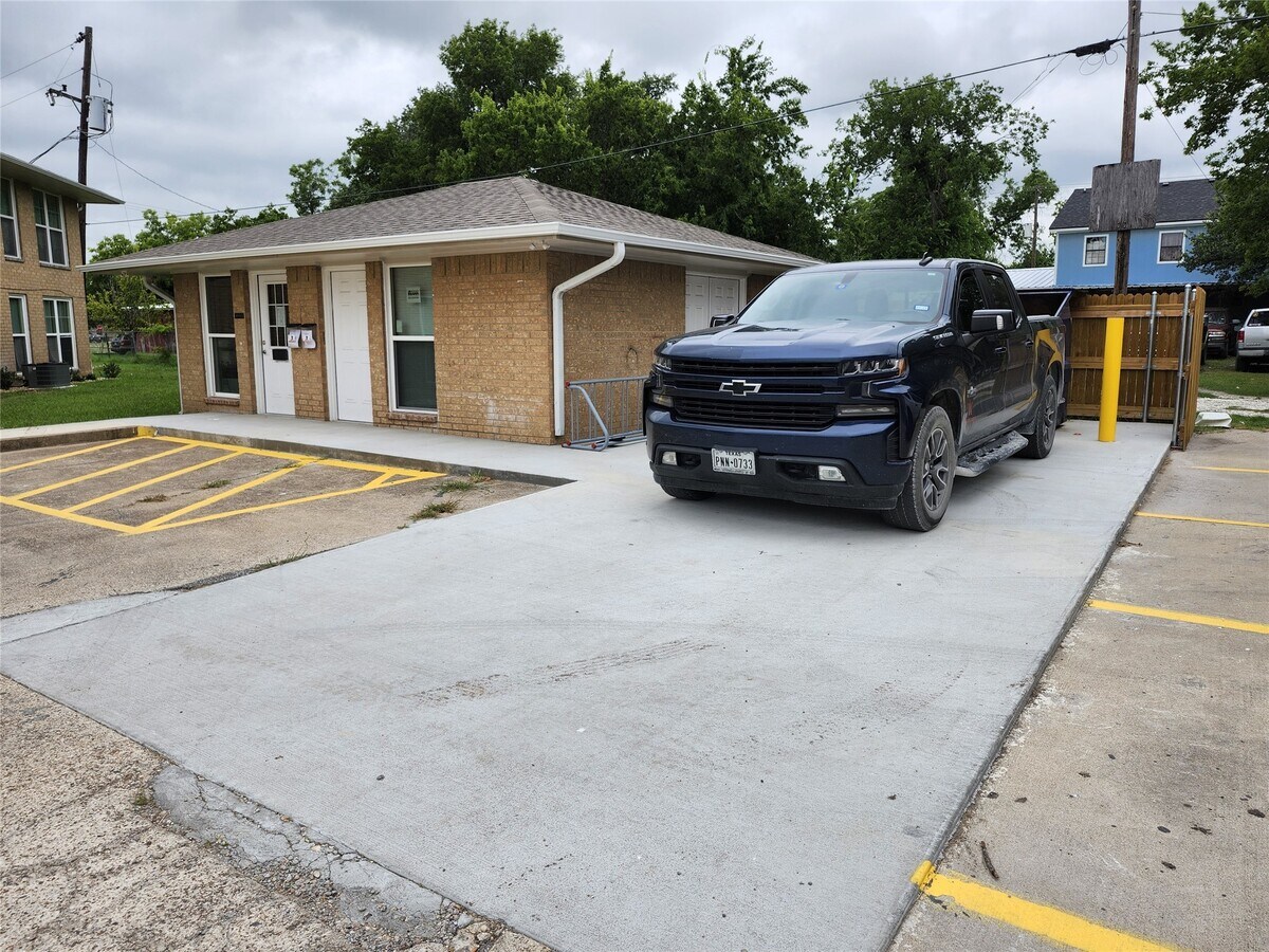 Photo - 306 W Avenue D