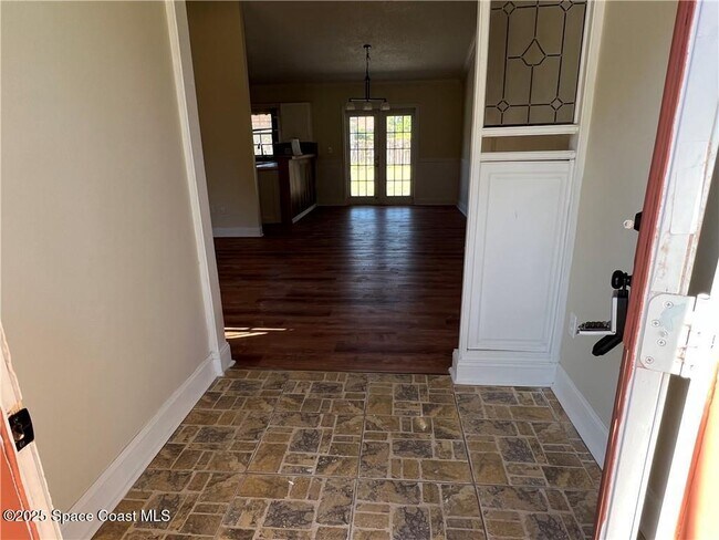 Photo - 1300 Eldron Blvd SE