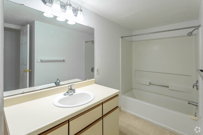 2 BR, 1 BA - 920 SF