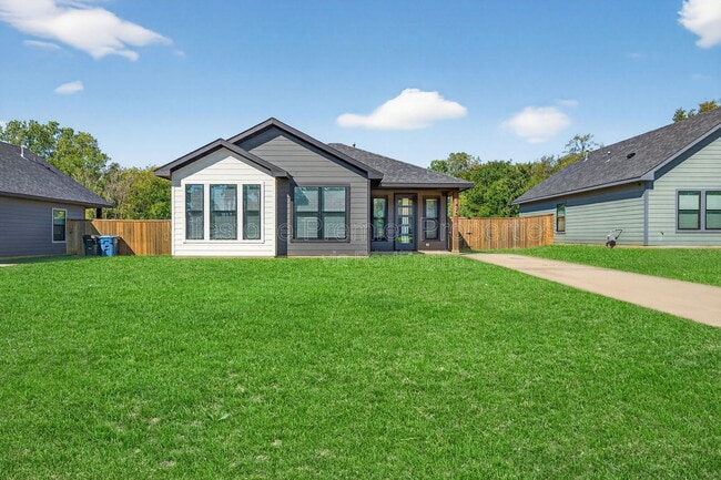 Building Photo - 1425 S 7th Ave