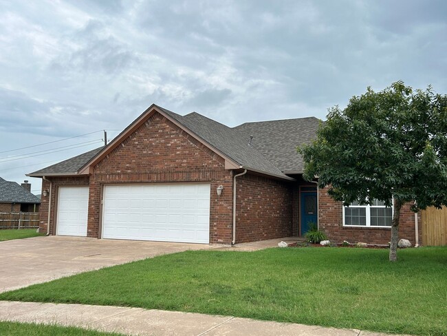 4 bedroom, 2 bathroom NOW Available! - 4 bedroom, 2 bathroom NOW Available! House