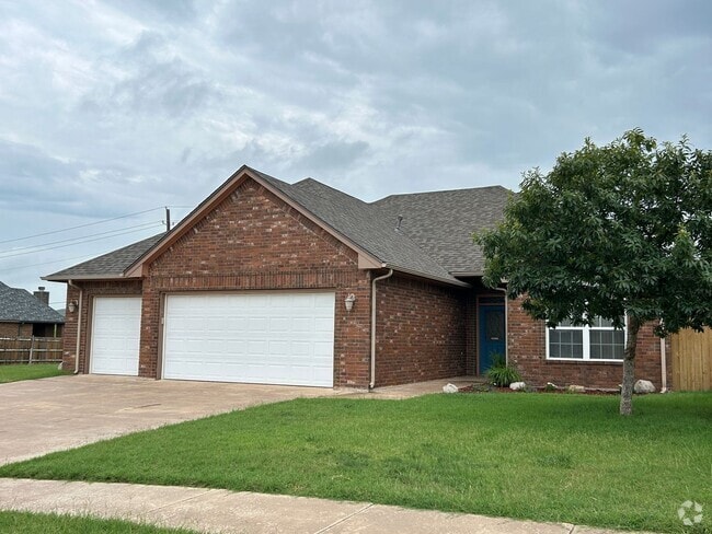 Building Photo - 4 bedroom, 2 bathroom NOW Available! Rental