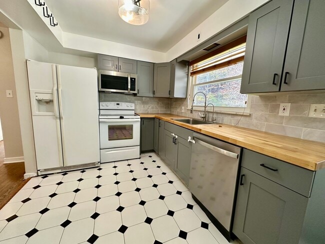 Building Photo - 208 Bridge St